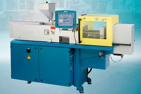 做好這幾個檢查，讓你的塑料注塑機液壓系統不生?。?/></p><p>　　<strong>2、液壓油質量檢查</strong></p><p>　　液壓油是液壓系統的血液，其質量直接影響系統運行。定期檢查液壓油的質量和狀態是防止故障的重要步驟。</p><p>　　油質檢測：使用油質分析儀檢測液壓油的污染程度、粘度、水分等參數。當液壓油污染度超過標準時，及時更換油液，避免污染引起故障。</p><p>　　添加新油：當系統油位過低時，添加新油以保持合適的油位。確保使用符合規定的液壓油類型和品牌，避免不當混用。</p><p>　　<strong>3、過濾器和濾芯檢查</strong></p><p>　　過濾器和濾芯的作用是防止固體顆粒和雜質進入塑料注塑機液壓系統，保持系統的清潔和穩定。</p><p>　　定期更換濾芯：根據廠家建議，定期更換液壓系統的濾芯。避免濾芯堵塞影響油液流動。</p><p>　　過濾器清潔：對于可清洗的過濾器，定期進行清潔，以保持其過濾效能。</p><p>　　<strong>4、液壓系統溫度控制</strong></p><p>　　液壓系統溫度的控制是保持系統穩定運行的關鍵因素。過高的溫度可能引發油液老化、密封件損壞等問題。</p><p>　　溫度監測：使用溫度傳感器監測液壓系統的工作溫度。如發現溫度異常升高，應采取措施降低溫度。</p><p>　　冷卻系統檢查：檢查塑料注塑機液壓系統的冷卻系統是否正常運行，確保足夠的散熱。</p><p style=